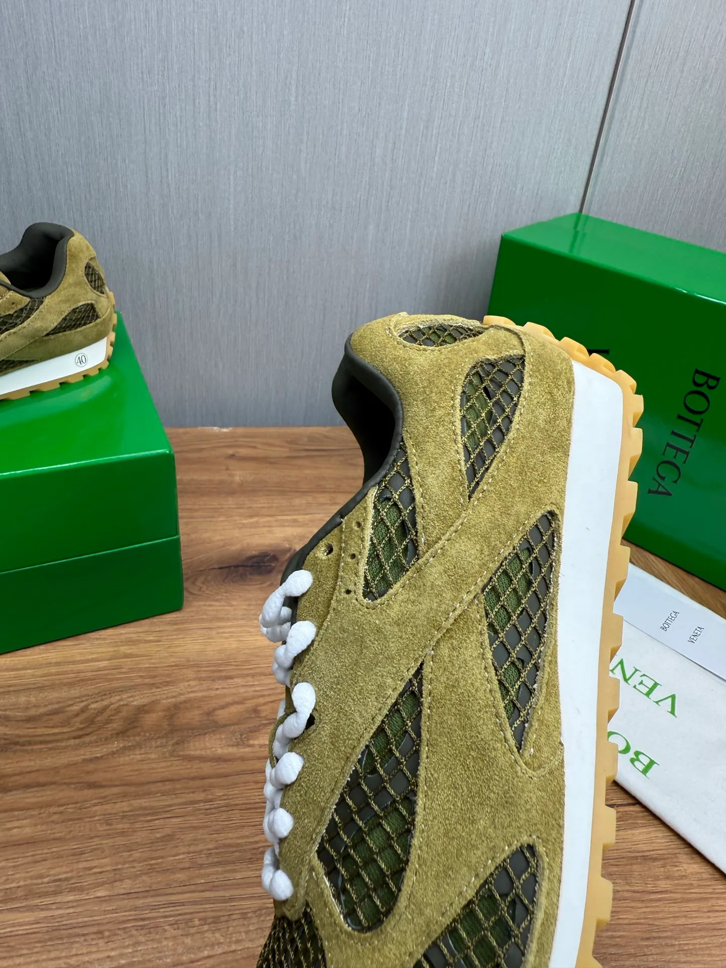Men's men's shoes 💰660💰Pili BV top version 𝘽𝙊𝙏𝙏𝙀𝙂𝘼 𝙑𝙀𝙉𝙀𝙏𝘼 Orbit sneakers Wang Yibo same style couple style dad shoes 🩷💚 Runner sneakers, made of lightweight technical mesh fabric. Features a geometric patterned rubber outsole. Pay attention to the package craftsmanship ❕ High version shipping ❗️ Very nice, durable to play with and durable to make ✔️ Standard version 💯💯 The outsole is made of color-blocked TPU outsole. Women’s model 35-41 (40 41 customized) Men’s model 39-46 (45.46 customized) Equipped with original packaging